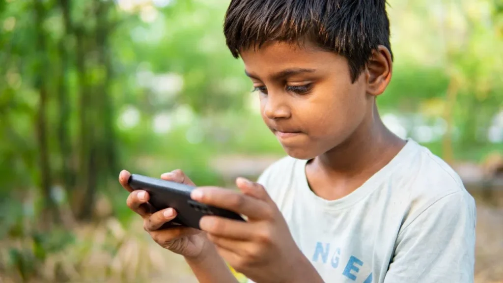 kid-using-phone