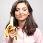 पाचन सुधारने से लेकर बीपी कंट्रोल करने तक, केले के हैं कई फायदे; जानें कच्चा और पका केला खाने का सही तरीका