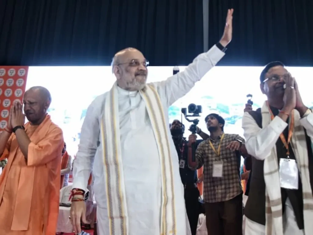 Amit_Shah_Yogi_at_UP_BJP_Meeting_in_Lucknow_1793350293046_vRwk_1793350293271_B2WR_0c3123be-4231-4d1f-9273-84073011aca9_FSib